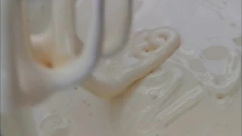 虎皮蛋糕卷,将白糖倒入蛋黄里,用电动打蛋器开最高速打发至发白