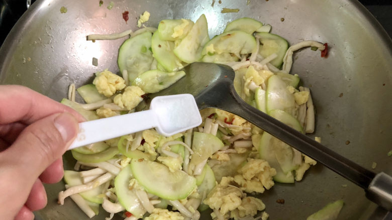 白玉菇炒鸡蛋➕笋瓜白玉菇炒蛋,尝下咸淡,根据个人口味添加少许盐翻炒定味出锅