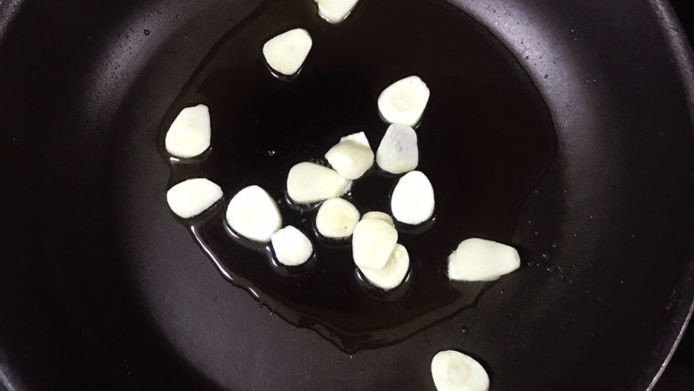 清炒苋菜,下蒜片炒香
