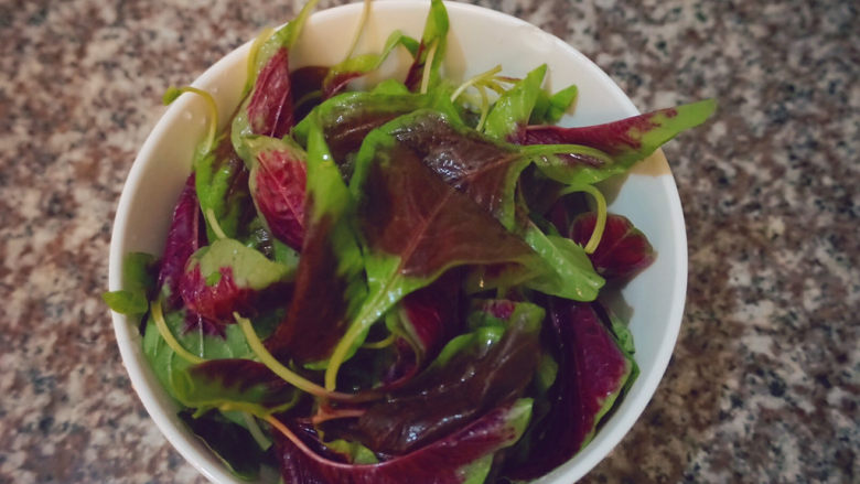 苋菜豆腐汤,苋菜浸泡好去除根茎,把苋菜叶子洗干净备用
