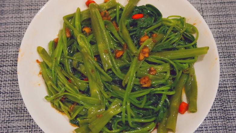 蒜蓉空心菜,最后蒜蓉空心菜就可以吃啦,超级好吃😋