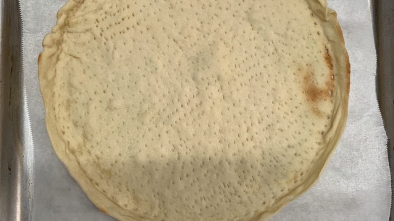 香蕉薄底披萨,面皮放置铺油纸的烤盘上,因为我的披萨烤盘易粘啊,所以那出来放在烤盘用油纸方便多了。