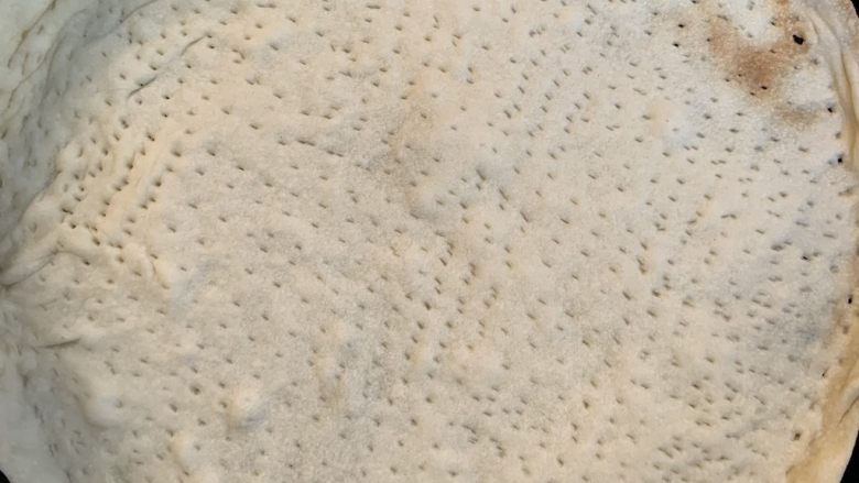 香蕉薄底披萨,放入烤箱中层190℃烤3分钟,天啊,一定不可以走开,这次时间很对。右上角有一小点点准备发黄了呢,所以不可以走开。就死死盯着它(;゜0゜)