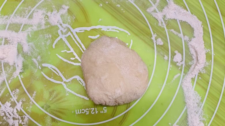 香蕉薄底披萨,放入面团揉搓排气醒发2,3分钟。