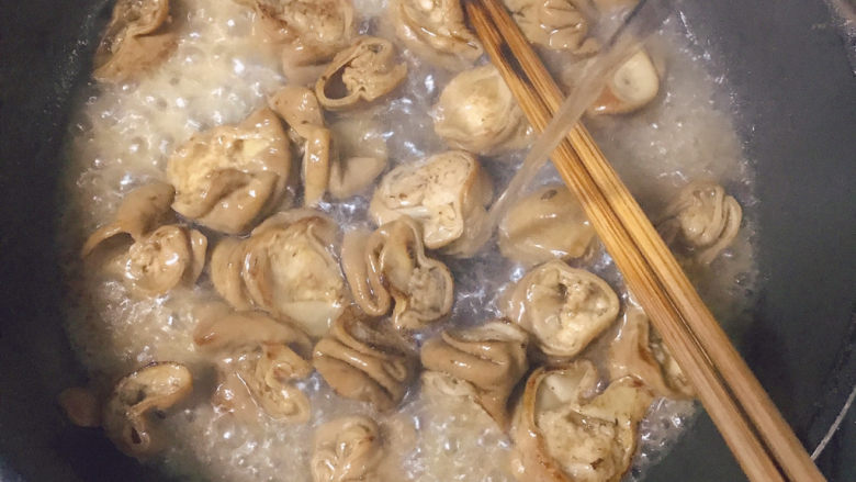 肥肠面,加入适量开水