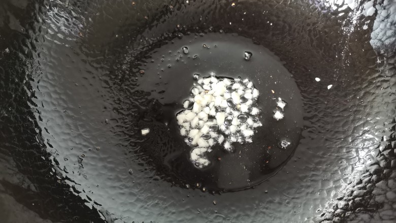 白玉菇炒鸡蛋,锅留余油,放入蒜末爆香
