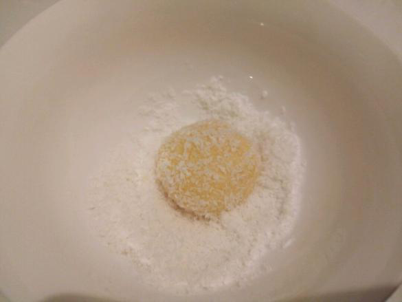 黄金椰蓉球,取一小团,揉成小球,在椰蓉里滚一圈。
