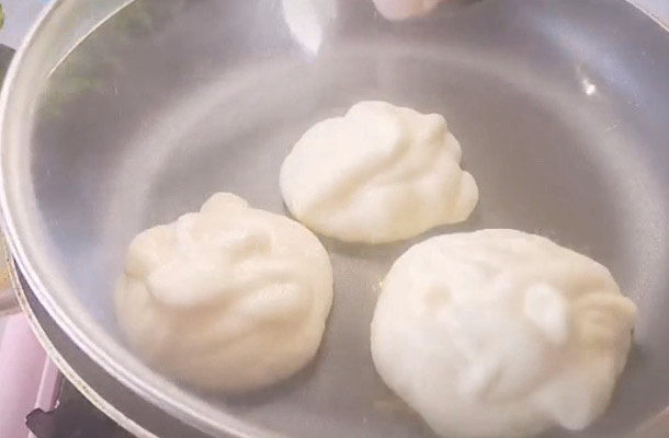 平底锅舒芙蕾,挤好了,盖上盖小火焖5分钟