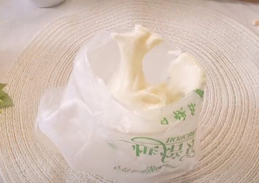平底锅舒芙蕾,把搅拌好的蛋糕液装进裱花袋,没有裱花袋也可以用保鲜袋