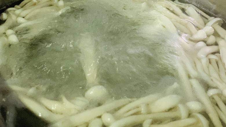 白玉菇炒鸡蛋,加入白玉菇,大火煮开