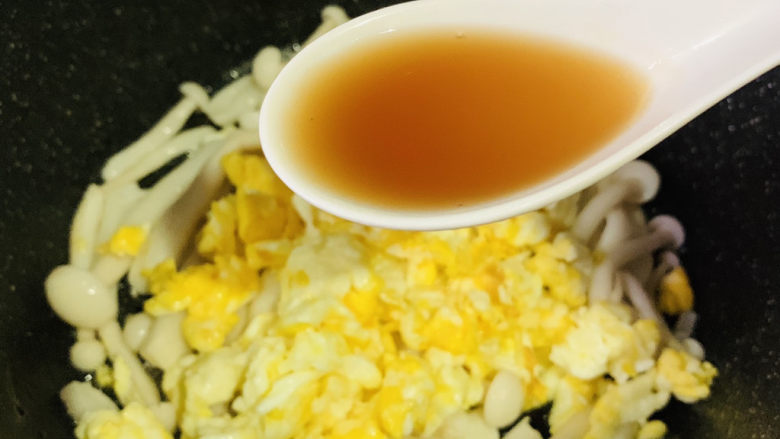 白玉菇炒鸡蛋,加<a style='color:red;display:inline-block;' href='/shicai/ 718'>料酒</a>