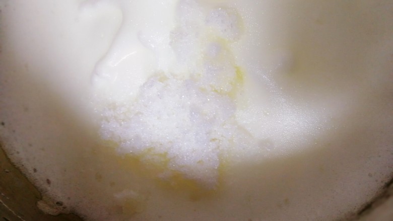 纸杯酸奶蛋糕,高速打发至蛋白大泡消失,蛋白变细腻,加第二次糖。