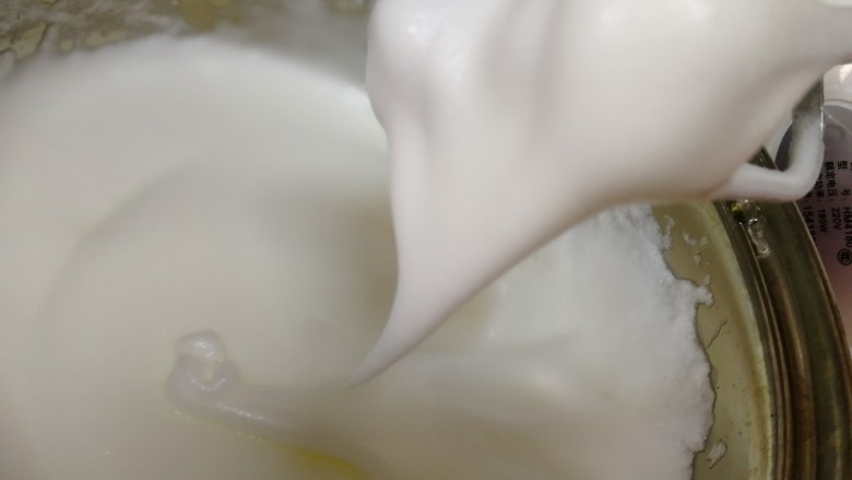 纸杯酸奶蛋糕,低速打发至蛋白霜出现纹路,提起打蛋器蛋白形成向下的尖椎,晃动打蛋器,尖椎也朝下,打发至湿性发泡。打发蛋白大约用6分钟。