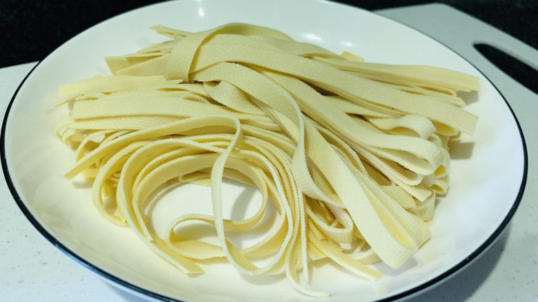 韭菜炒千张,切丝