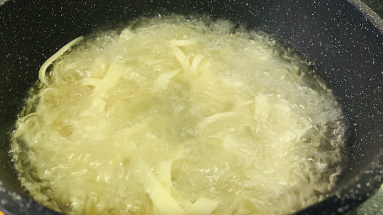 韭菜炒千张,水开,加千张,下锅,煮开