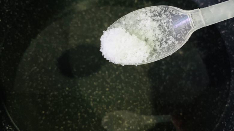 韭菜炒千张,锅加清水,加少许盐
