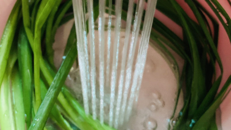 韭菜炒千张,冲洗干净
