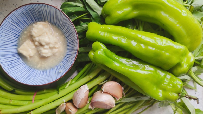 蒜蓉空心菜,首先我们准备好所有食材