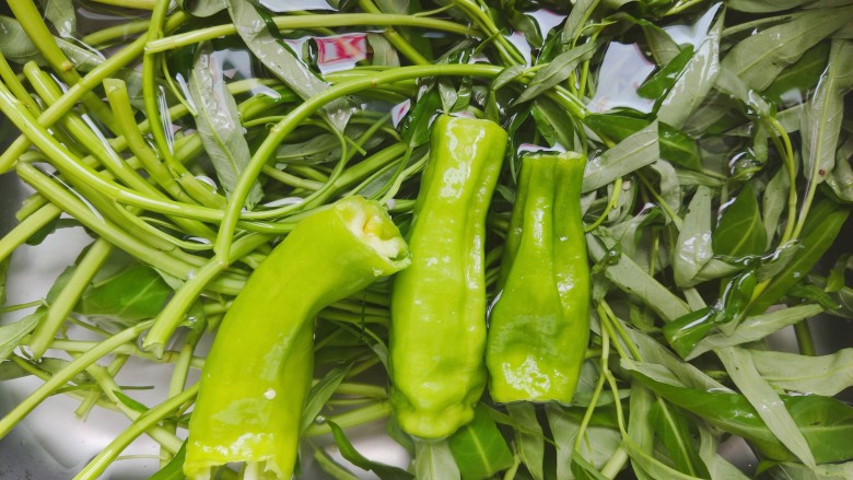 蒜蓉空心菜,空心菜剪去尾部老的部分,摘去黄叶,<a style='color:red;display:inline-block;' href='/shicai/ 61'>青椒</a>去蒂去籽,两者都用清水浸泡片刻