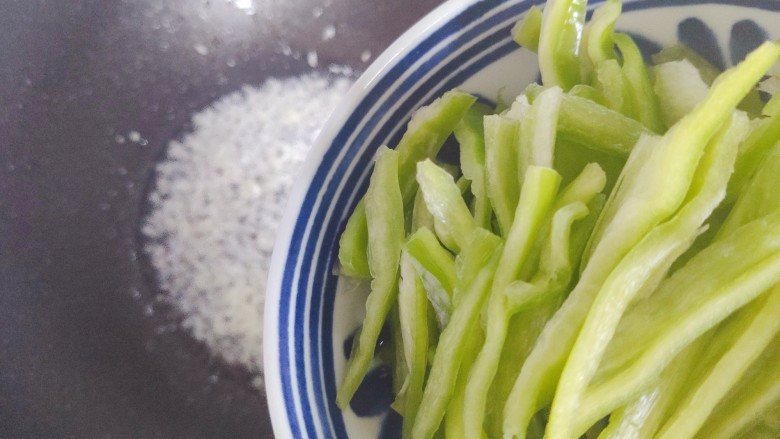 蒜蓉空心菜,下青椒,转中大火