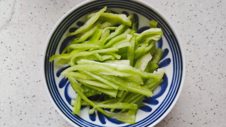 蒜蓉空心菜,青椒洗净之后切成丝,不用切的太细
