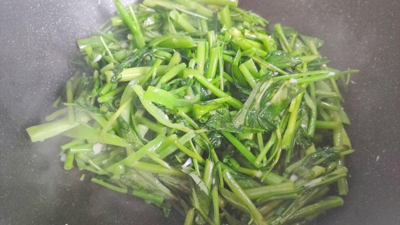 蒜蓉空心菜,翻炒至空心菜变软,体积变小
