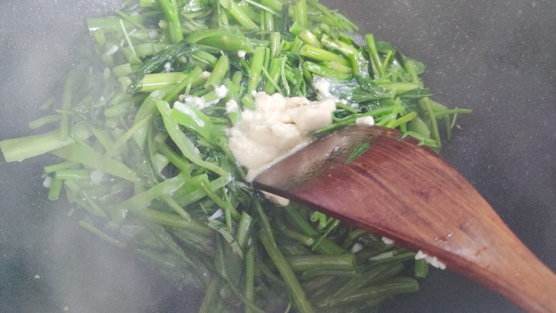 蒜蓉空心菜,用锅铲将白腐乳捣烂,并不停翻炒