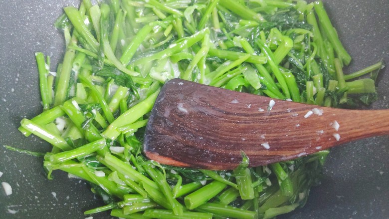 蒜蓉空心菜,翻炒至汤汁收紧,即可
