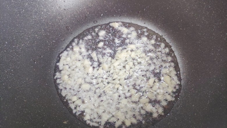 蒜蓉空心菜,下大蒜末,小火煸香