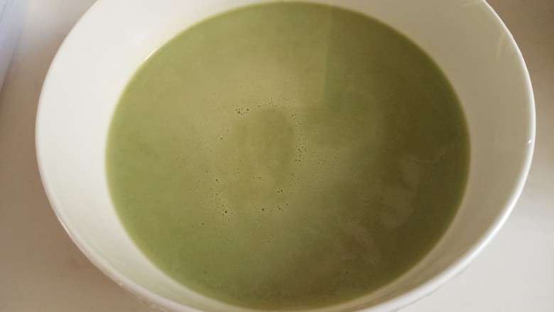 抹茶千层蛋糕,把碗用保鲜膜包好,放冰箱冷藏半个小时
