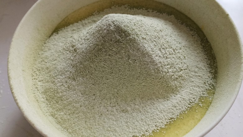 抹茶千层蛋糕,混合好的面粉筛入到蛋液糊中,蛋抽搅匀