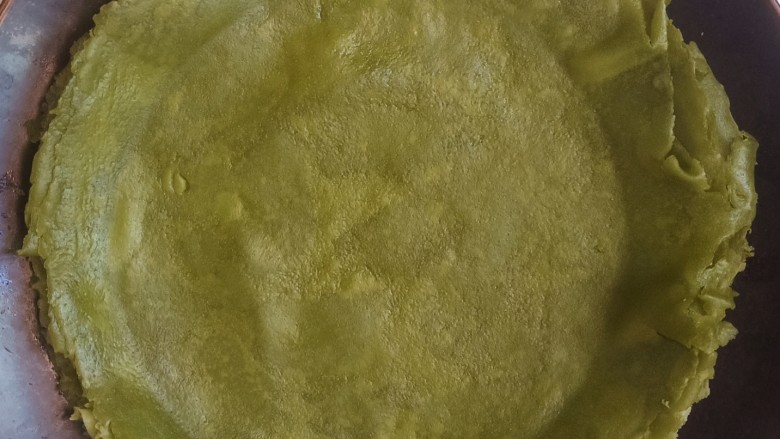 抹茶千层蛋糕,拿一个碗或者圆形容器,在饼皮上压出印,用刀按照轮廓切好