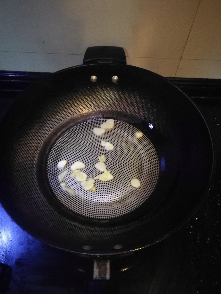 菌菇鸡蛋汤,开始烹饪,热油,放入姜和蒜炒出香味。