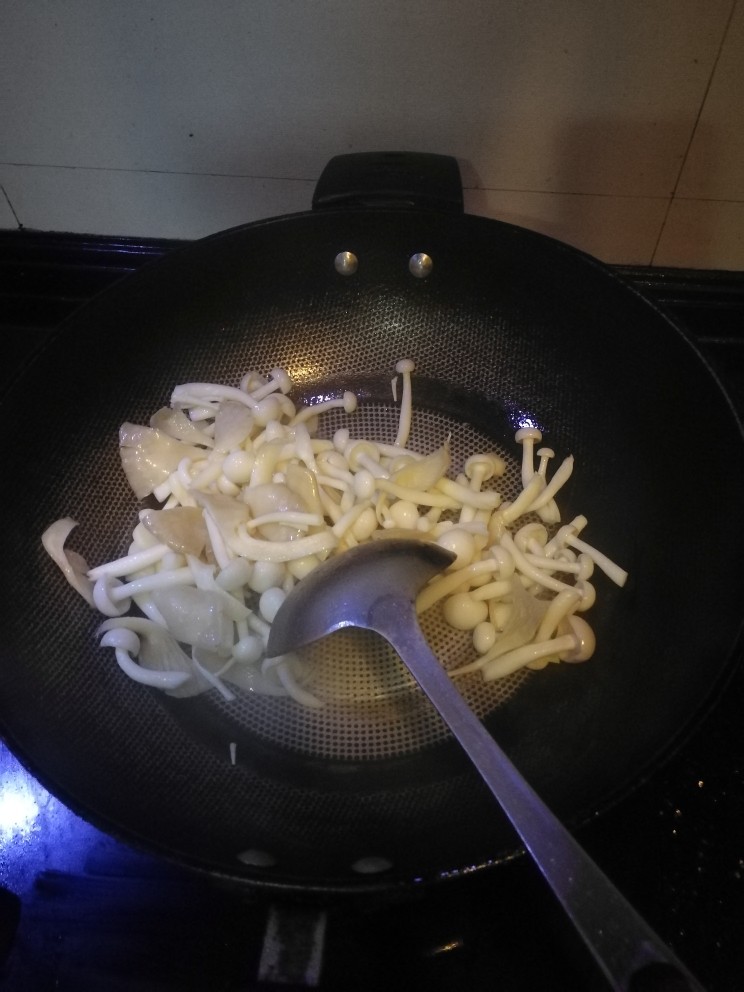 菌菇鸡蛋汤,放入洗好的菌菇,炒出香味,炒至变软。