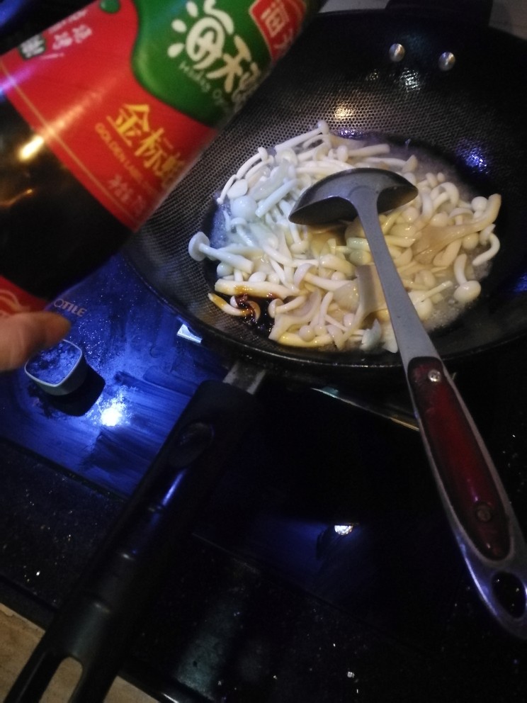 菌菇鸡蛋汤,加入耗油,翻炒。