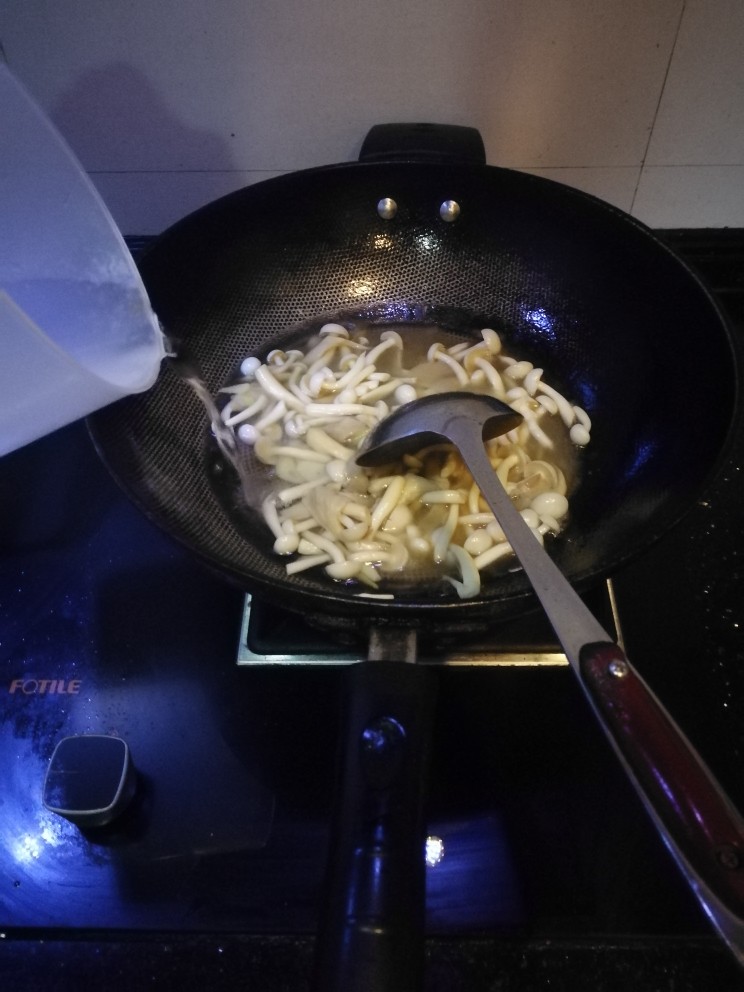 菌菇鸡蛋汤,加入适量清水,喜欢喝汤的可以多加点,喜欢吃浓一点的就少加点水,根据自己的口味决定。