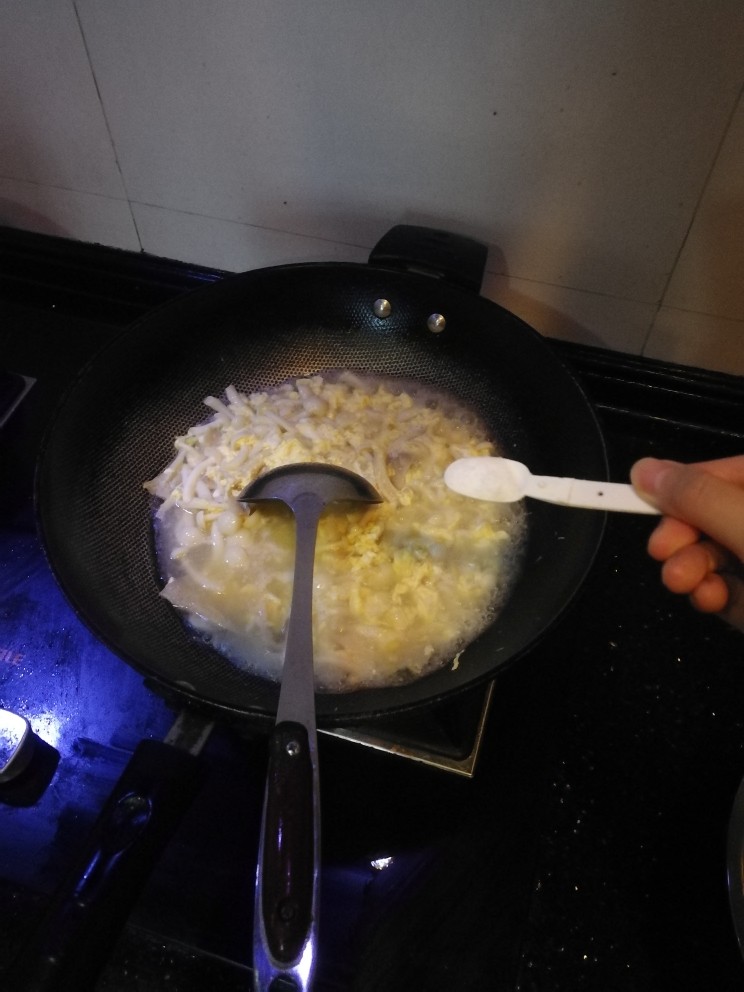 菌菇鸡蛋汤,待水烧开后,倒入打散的鸡蛋,边倒边搅拌,再加入适量的盐。