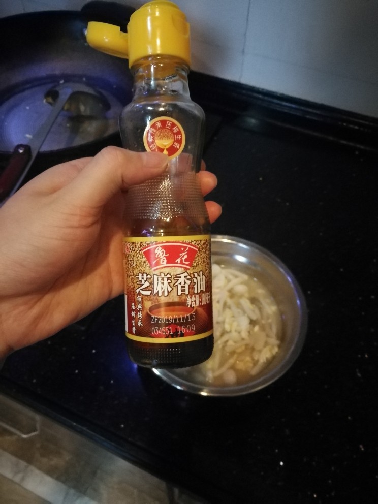 菌菇鸡蛋汤,盛到碗里后，加一两滴香油。