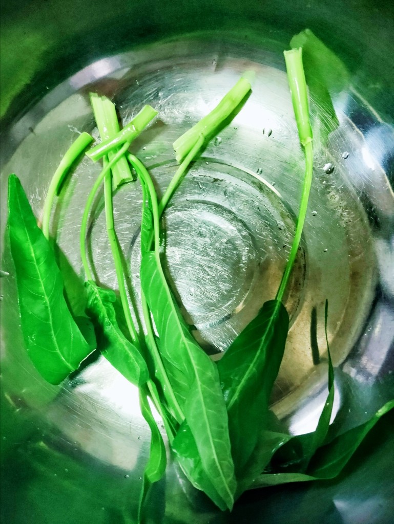 蒜蓉空心菜,如图一叶一梗,折成几段