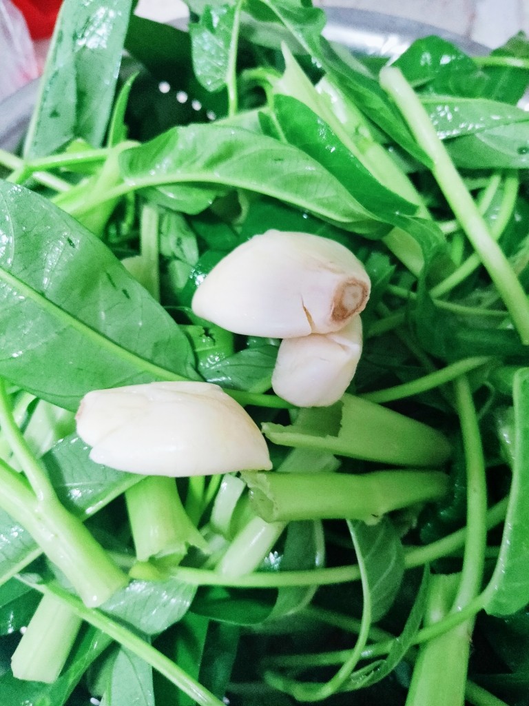 蒜蓉空心菜,处理好蒜蓉备用