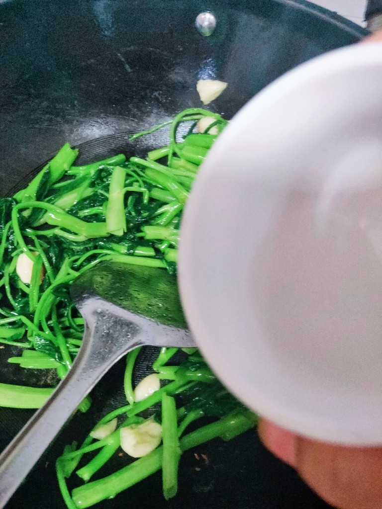 蒜蓉空心菜,加入调料,后面再加少许水