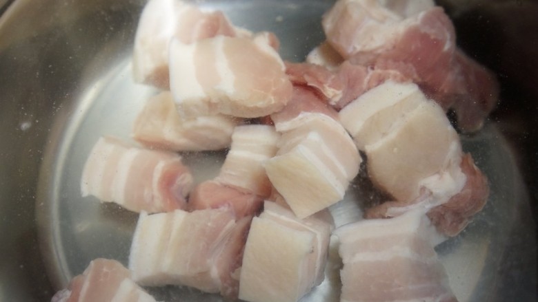 千张红烧肉,凉水把肉入锅中,烧开水焯水