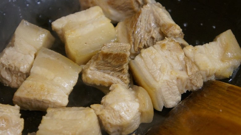 千张红烧肉,焯水后捞出备用,用清水清洗掉血沫