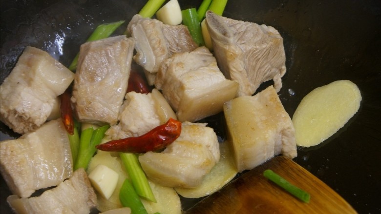 千张红烧肉,把红烧肉放入锅中翻炒,放入<a style='color:red;display:inline-block;' href='/shicai/ 3250'>葱</a>姜蒜,冰糖,料酒,备好的调料。