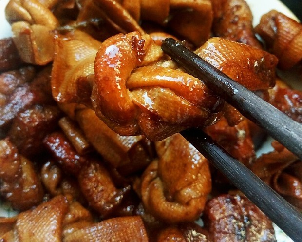 千张红烧肉,最后收汁后,尝试味道真好,即可出锅