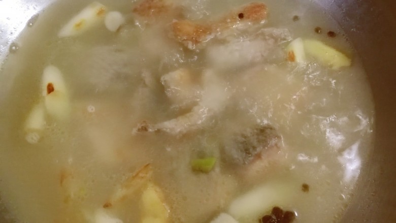 黑鱼豆腐汤,大火煮开 汤汁变成奶白色