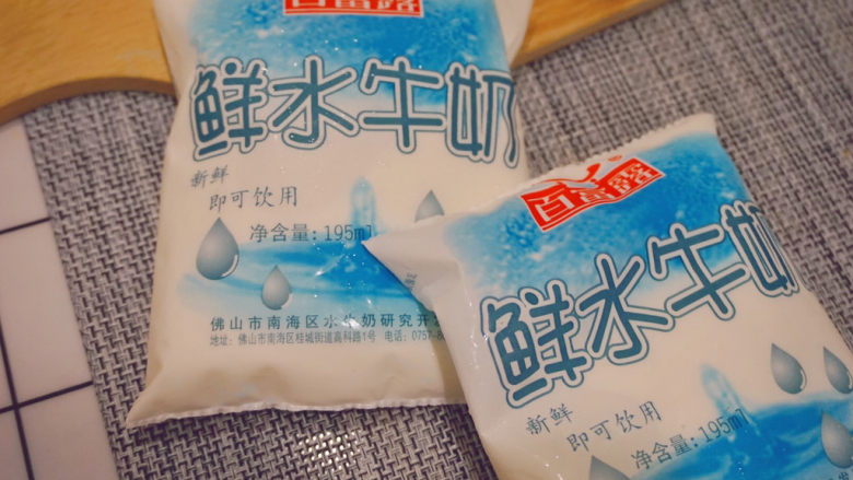 姜撞奶,准备2包<a style='color:red;display:inline-block;' href='/shicai/ 148593'>水牛奶</a>(或者是全脂牛奶,其他牛奶不行的哇)