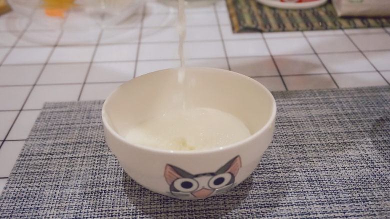 姜撞奶,将水牛奶从高处倒入碗里,让牛奶冲撞姜汁