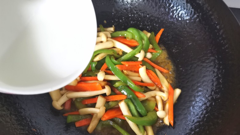 素炒白玉菇,差不多熟了,加入少许<a style='color:red;display:inline-block;' href='/shicai/ 756'>鸡精</a>,倒入水淀粉勾芡