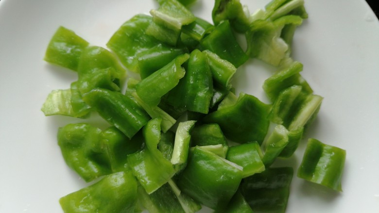 尖椒肥肠,<a style='color:red;display:inline-block;' href='/shicai/ 8778'>尖椒</a>洗干净切成块状